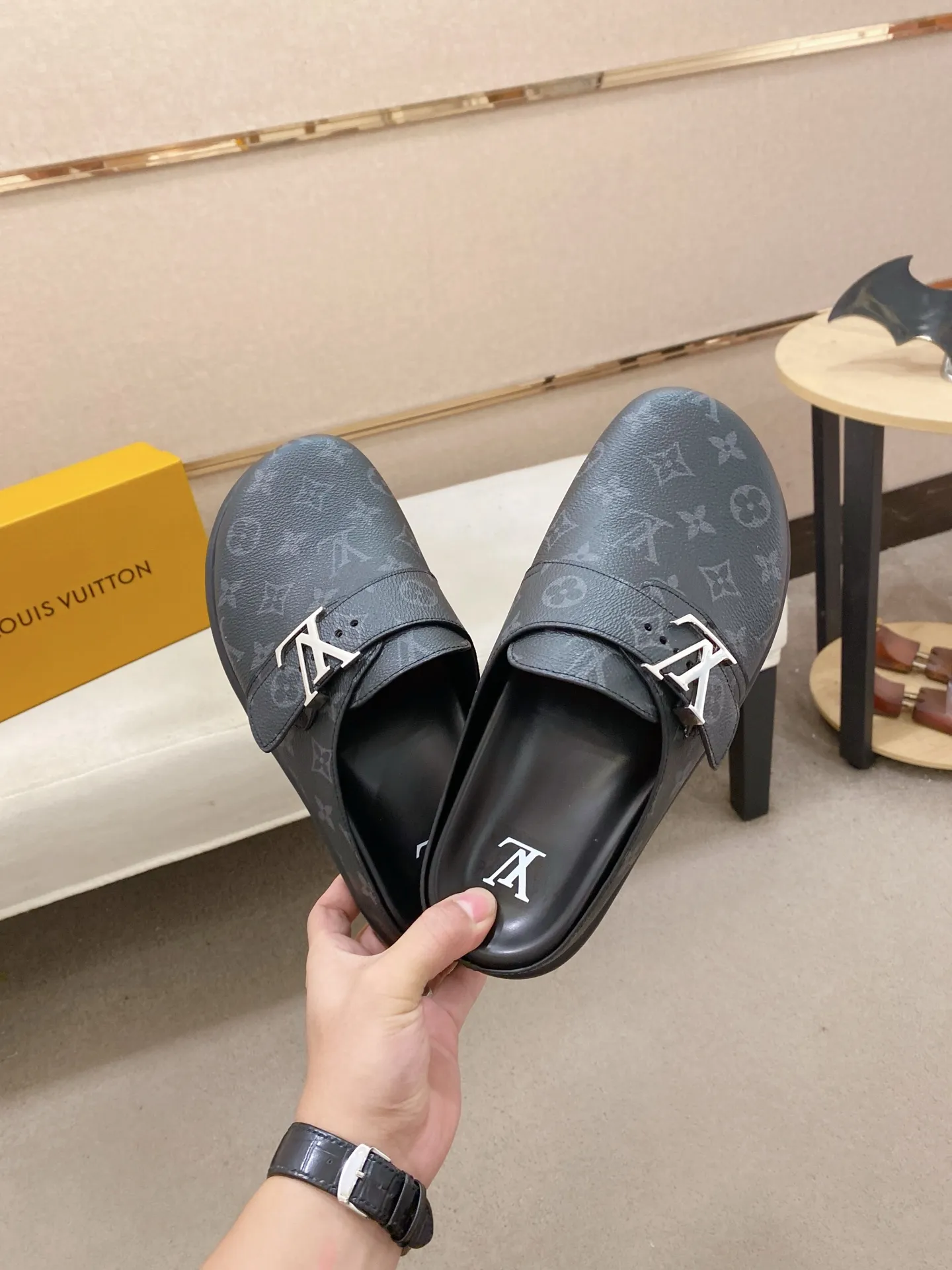 Men's shoes💰: 200💰38-45, LV Easy 2025 new men's casual sandals and slippers, made of suede cow leather, with Monogram pattern to highlight the trendy style. Adjustable straps illuminated with LV letters, while a resilient insole and micro outsole provide lightweight comfort. Made of suede cow leather with embossed Monogram pattern and brand element metal hardware✅Adjustable straps➕Tough insole‼ ️Micro outsole. Comfortable and easy to wear‼ ️